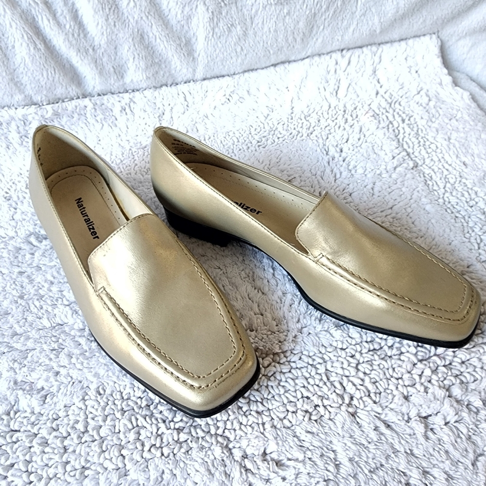 Naturalizer “champagne” gold slip on flat loafer US 6 New